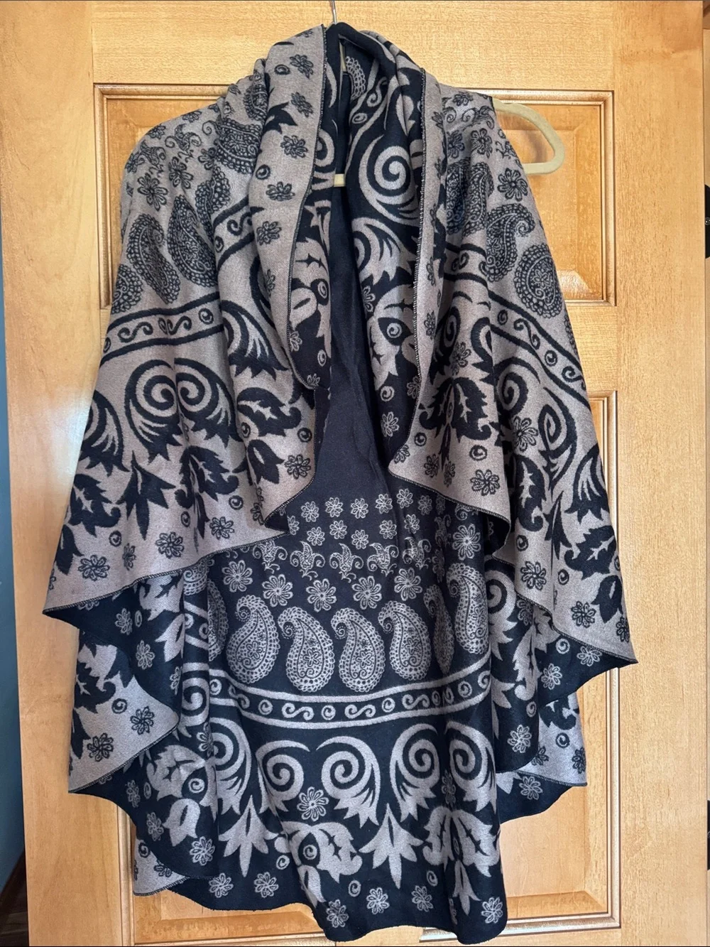 NWT Reversible Black and Taupe Paisley Floral Shawl Wrap